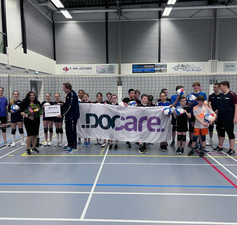 DocCare sponsort 15 ballen aan jeugd WHV